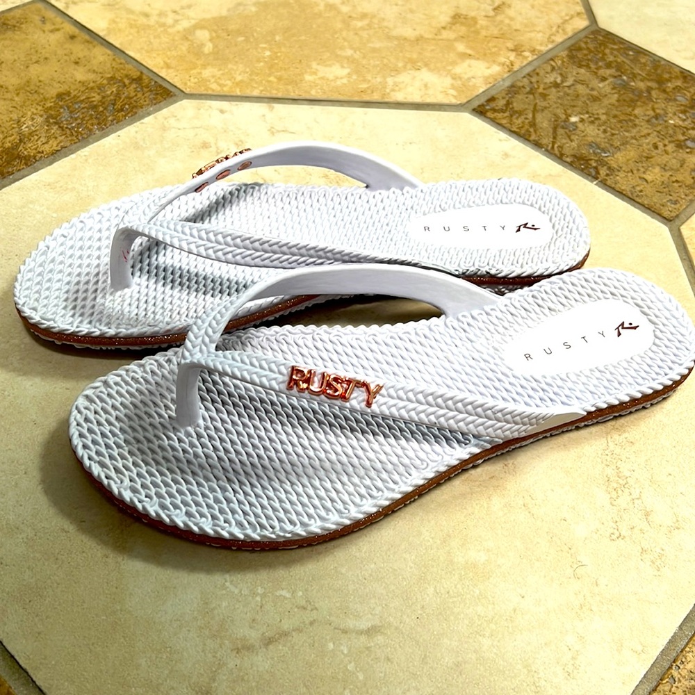 EUC Rusty Australia 8 Flippin white copper flip flops sandals